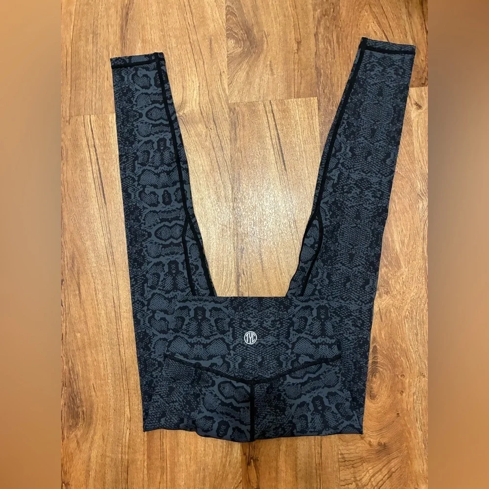 TYC Gray and Black Leggings with Snakeskin Pattern Pre Owned Great Condition